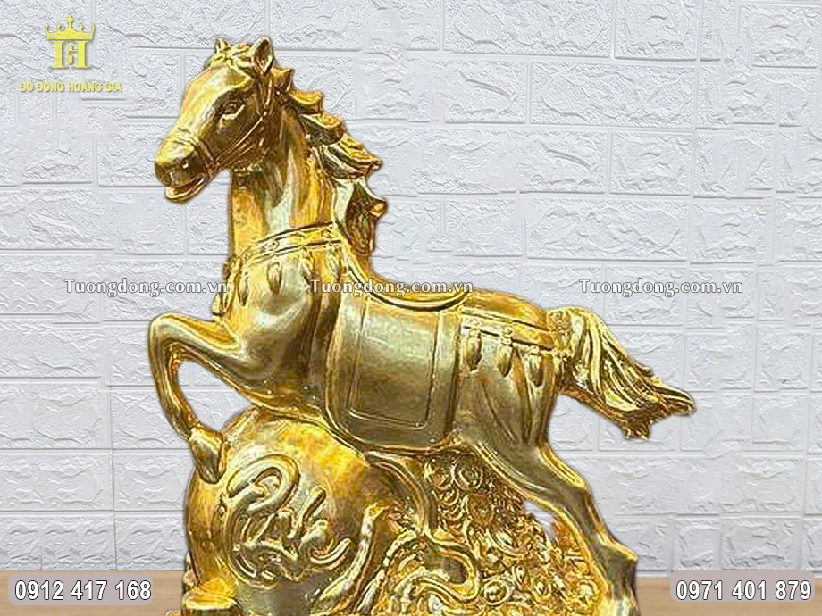 Toàn bộ bề mặt được mạ vàng 24K sang trọng